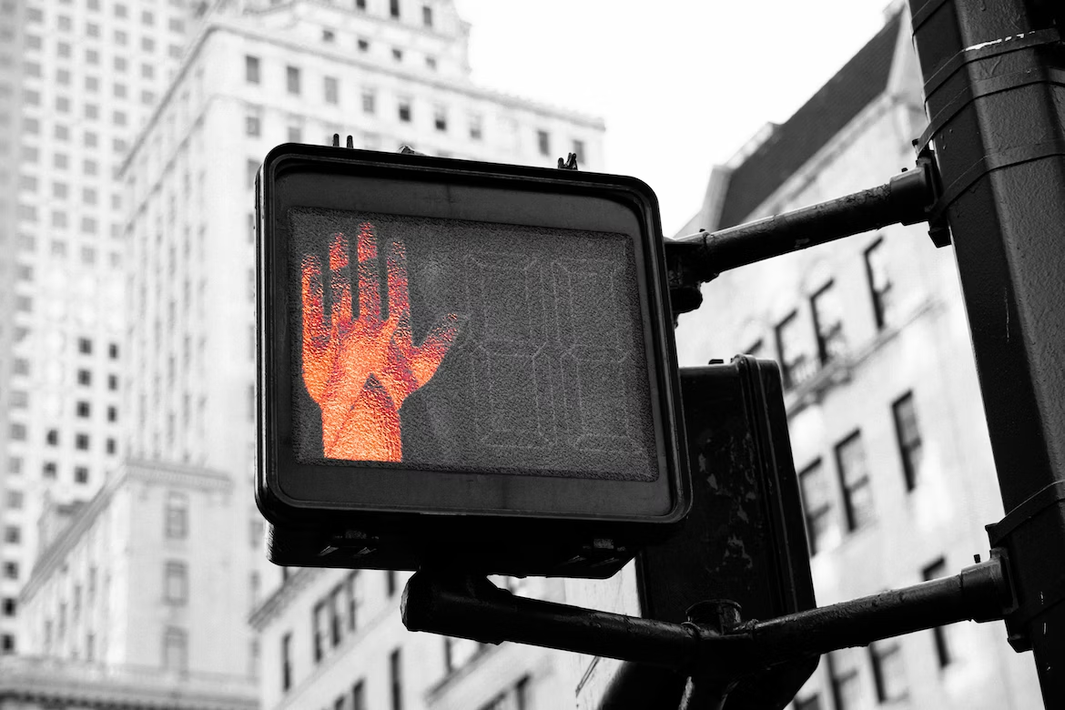 Feu de passage pour piétons dans une ville américaine avec une main rouge signifiant stop